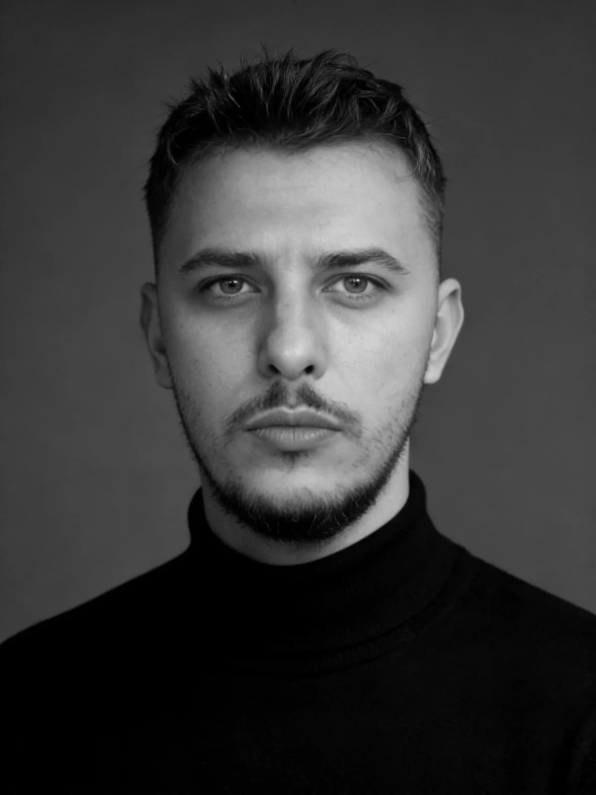 Portret alb-negru al lui Cosmin Cristea